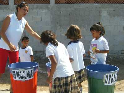 Besonders wichtig ist den Amigos die Information und Schulung der Kinder. Besonders wichtig ist den Amigos die Information und Schulung der Kinder.