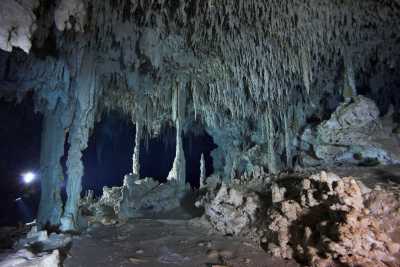 Stalaktiten und Stalagmiten in der großen Halle des Höhlensystems Toh Ha