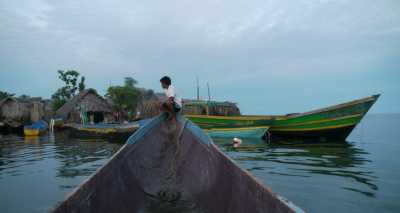 Las canoas son el medio de transporte entre las islas y el continente. 